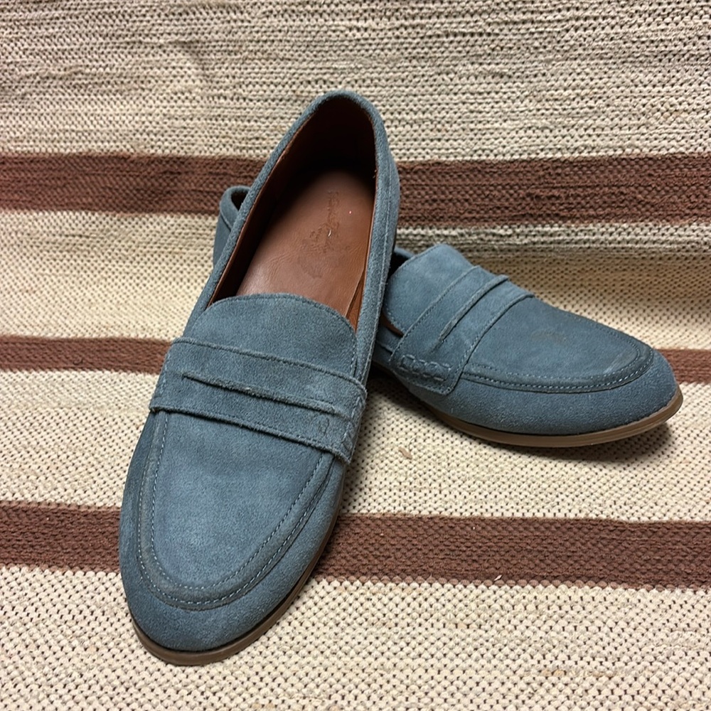 Vintage Threads Ladies size 10 Blue Suede loafers